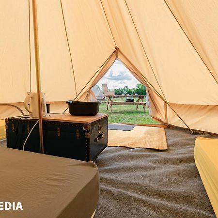 Bell Tent Glamping At Marwell Resort วินเชสเตอร์ ภายนอก รูปภาพ